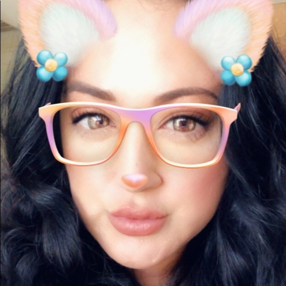 Meet your Posher, Nicole - Picture 3 of 3